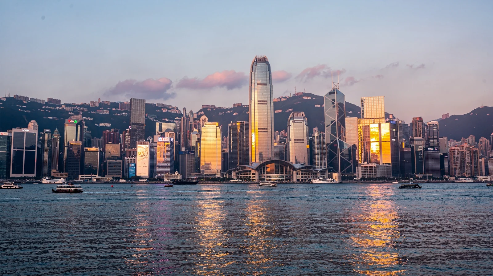 Vue du port Victoria et des gratte-ciels de Hong Kong, illustrant la société offshore à Hong Kong